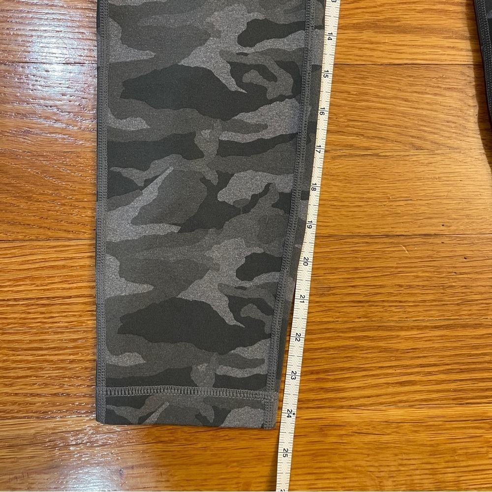 Vuori Caspian Performance 7/8 Leggings Gray Camo - Size Medium - Picture 4 of 8